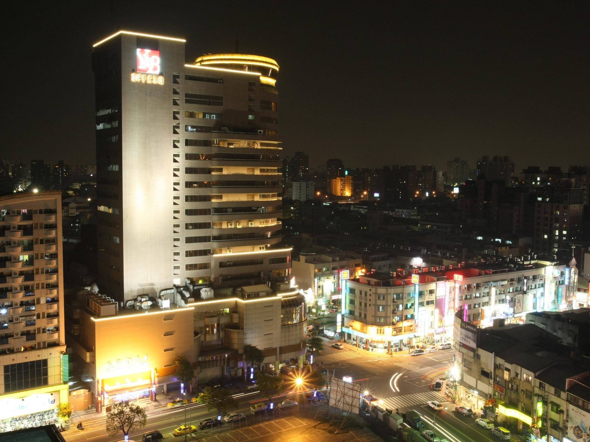 Crystal Plaza Hotel Kaohsiung Exterior photo